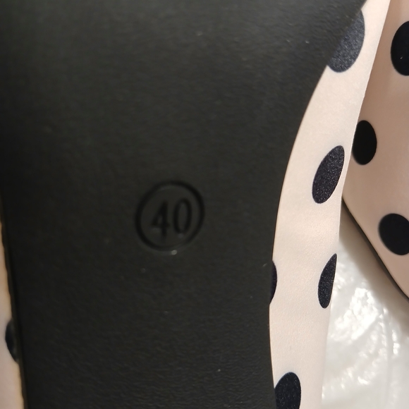 Polka Dot Pumps With A Clear Plastic Heel Tip, Size 40 Is US Size 9 - Picture 2 of 10